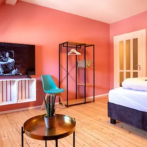 central-designapartment-with-private-parking-lot.com-bavaria.com/